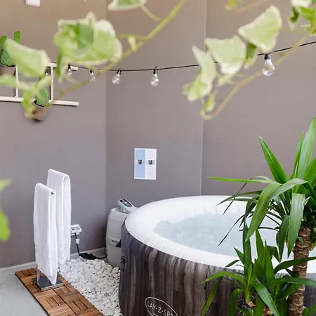 Apulialux - Modern Apt Con Jacuzzi E Box Auto Privato Bari